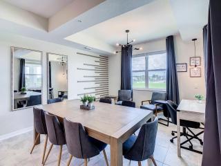 Cute Lakeview 2BR Condo with 2 Clubhouses - 3