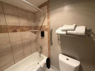 Pendleton Inn & Suites - 1