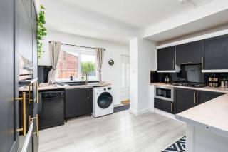 4 Bedroom House with 8 Beds, Driveway and Garden, Sheffield - 4