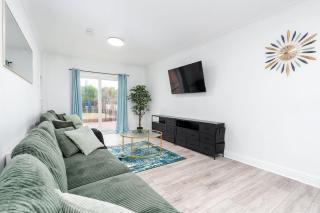 4 Bedroom House with 8 Beds, Driveway and Garden, Sheffield - 2