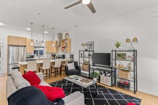 Modern 2BR Townhome Near U of A & Dickson St - Free Parking - 0