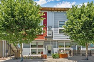 Modern 2BR Townhome Near U of A & Dickson St - Free Parking - 9