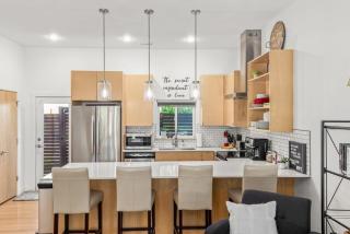Modern 2BR Townhome Near U of A & Dickson St - Free Parking - 7