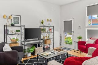 Modern 2BR Townhome Near U of A & Dickson St - Free Parking - 4