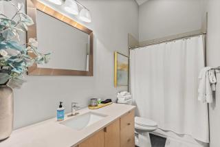 Modern 2BR Townhome Near U of A & Dickson St - Free Parking - 1