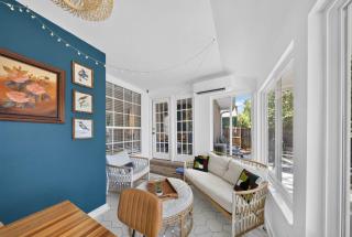 Joy House - Stylish Stay in Central Fayetteville - 6