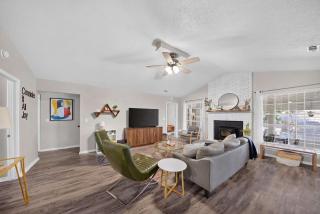 Joy House - Stylish Stay in Central Fayetteville - 4