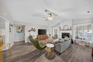 Joy House - Stylish Stay in Central Fayetteville - 3