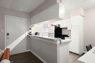 Modern 1BR Near UT and Downtown, Fast WiFi, Parking - 4