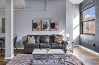 2-Story Downtown Loft, King Bed, Gym, Sauna - 6