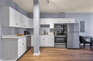 2-Story Downtown Loft, King Bed, Gym, Sauna - 3
