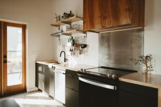 Ozark Adobe - Stylish Downtown Bentonville Stay - 9