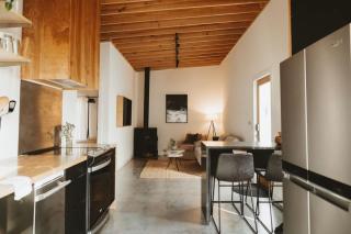 Ozark Adobe - Stylish Downtown Bentonville Stay - 6