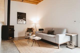 Ozark Adobe - Stylish Downtown Bentonville Stay - 3