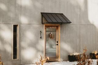 Ozark Adobe - Stylish Downtown Bentonville Stay - 1