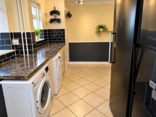 Large 5-Bed Home Sleeps 10 Free Parking - 4