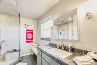 Walk to U of A - Monthly Stays w Desk & Garage - 4