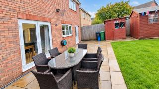 Spacious Modern 10 Bed Home 3 Baths Ideal for Large Groups & Free Parking - 5