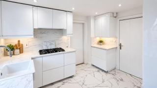 Spacious Modern 10 Bed Home 3 Baths Ideal for Large Groups & Free Parking - 9