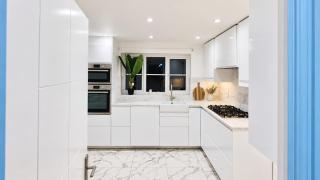 Spacious Modern 10 Bed Home 3 Baths Ideal for Large Groups & Free Parking - 8