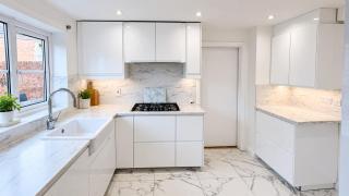Spacious Modern 10 Bed Home 3 Baths Ideal for Large Groups & Free Parking - 4
