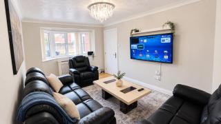 Spacious Modern 10 Bed Home 3 Baths Ideal for Large Groups & Free Parking - 3