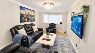 Spacious Modern 10 Bed Home 3 Baths Ideal for Large Groups & Free Parking - 2