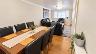 Spacious Modern 10 Bed Home 3 Baths Ideal for Large Groups & Free Parking - 1