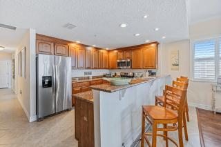 Oceanfront Corner Condo with Private Balcony Pool Hot Tub and Garage Parking - 4