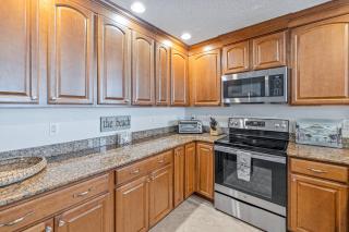 Oceanfront Corner Condo with Private Balcony Pool Hot Tub and Garage Parking - 2