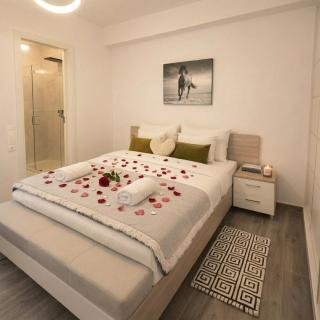 Grand Jacuzzi suite and 6 guests Family Apartment near Acropolis & 2 min Syngrou Fix Metro - 1