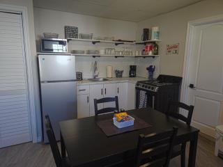 Cozy home on a quiet street minutes to DT Kingston - 9