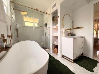 Casa Bohemia, Private Loft Retreat, King Bed, Game Lounge, EV recharging station - Orlando - 5