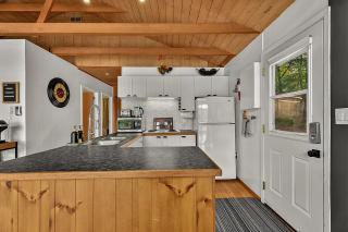 Cozy Muskoka Cottage on Harp Lake with Fire Pit and BBQ - 4