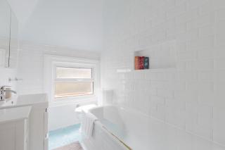 Beautiful 1BDR Flat with Private Patio in Clapham - 4
