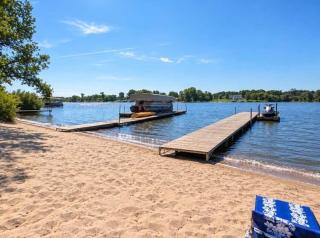 Lakehouse Getaway Plenty of Parking - 5