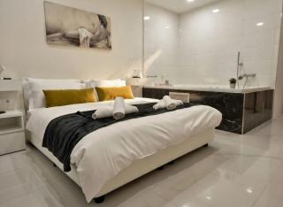 Private Jacuzzi Oasis - 2 min to Metro & Acropolis - 7