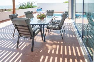 Stunning seafront villa with private pool - 8
