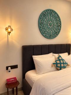 Niro Stays - Modern Stay Next to Medanta Sector 38 - 0