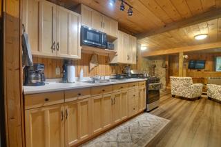 Sugarloaf Ski Basecamp Riverfront Cabin + Fire Pit - Embden - 4