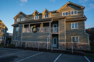 Cozy 3-Bed Condo Fireplace Pool & Village - 0