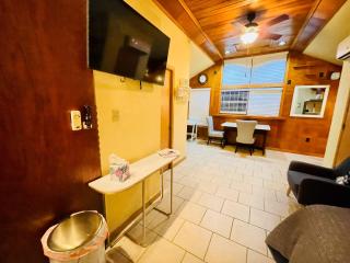 Beaver Lake Studio - King size bed and lake view - 1
