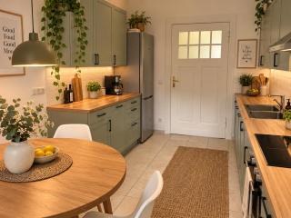Chez Leonore - 1