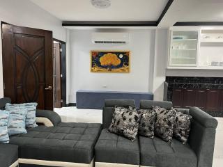 Pike Guest House - Modern Western Style House - 1