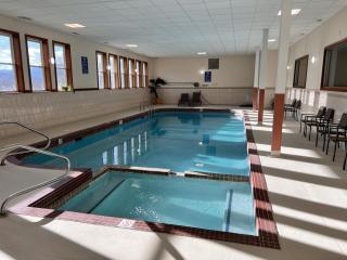 1 Bedroom Queen Log Bed River View Balcony Pool - 9