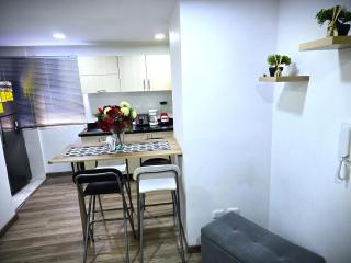 Comfortable and Spacious Apt - Sleeps 6 - 8