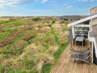 Luxury Retreat with Sea View - 8