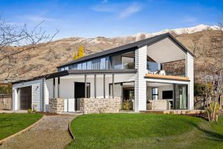 The Wanaka Tree Escape | Lake Views & Prime Location - 8