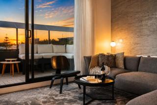 Beachside Gem - Sweeping Views & Cafés Nearby! - 0