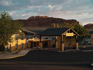 Slackline Moab, Outset Collection by Hilton - 1